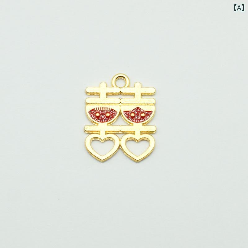 Bags, Accessories, Designer Items - アクセサリーパーツ レディース チャーム 双喜紋 中国風 結婚式 ウェディング お祝い 合金 電気メッキ加工 ハンドメイド DIY 手芸 材料 飾り 縁起物 ペンダントトップ レトロ ヴィンテージ風 ゴールド レッド 18x22mm 秋冬