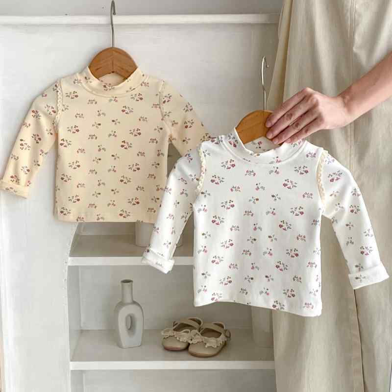 Tシャツ 女の子 ベビー キッズ 春秋 長袖 ハイネック モックネック コットン 綿 小花柄 フラワー プリント トップス インナー 肌着 かわいい おしゃれ 通園 オフホワイト ライトイエロー 柔らかい 伸縮性