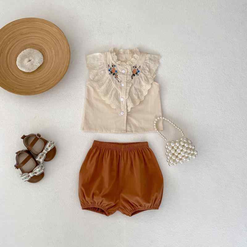 ・カテゴリ: 子供服セット・性別: 女の子・スタイル: カジュアル・セット内容: パンツセット・セット点数: 2点セット・対象年齢: 1〜3歳・袖丈: ノースリーブ・ボトムス丈: ショートパンツ・生地の厚さ: 薄手・柄: 花柄・要素: フリル、プリント・素材: 綿・カラー展開: アプリコット・サイズ展開: 66cm、73cm、80cm、90cm、100cm