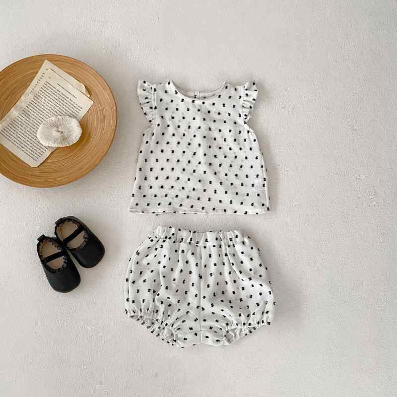 ・カテゴリ: 子供服セット・性別: 女の子用・スタイル: シンプル・セット内容: パンツセット・セット点数: 2点セット・対象年齢: 1〜3歳・袖丈: ノースリーブ・ボトムス丈: ショートパンツ・生地の厚さ: 薄手・柄: ドット柄、プリント・主な素材: ポリエステル・開閉仕様: シングルボタン・カラー展開: オフホワイト・サイズ展開: 73cm、80cm、90cm、100cm