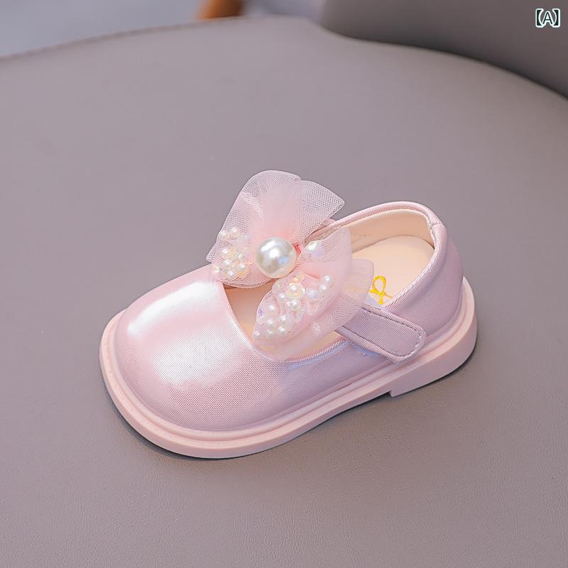 フロントップ楽天市場店のベビーシューズ 女の子 リボン スクエアトゥ プリンセス風 フォーマル 歩き始め 白 ピンク 牛革 通気性 滑り止め 耐摩耗性 面ファスナー 韓国 結婚式 発表会 入園式 春夏 かわいい おしゃれ｜アングル2