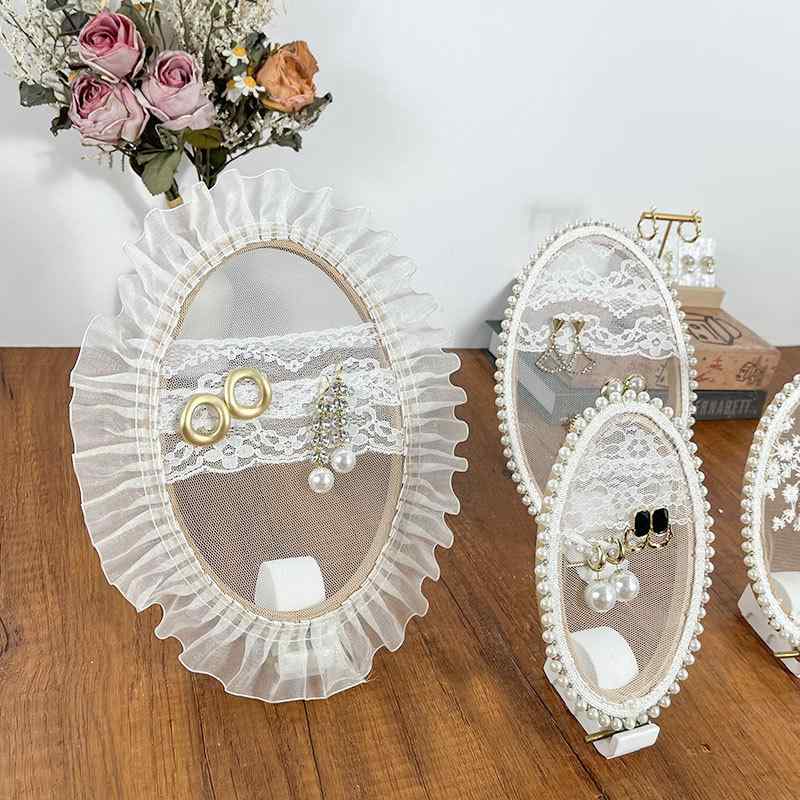 アクセサリースタンド レディース ピアススタンド ジュエリースタンド 木製 刺繍枠型 一体型 収納ラック 什器 ディスプレイ ブナ材 メッシュ レース パール 高級感 ハンドメイド 撮影小道具 展示用 店舗用 アイボリー ホワイト