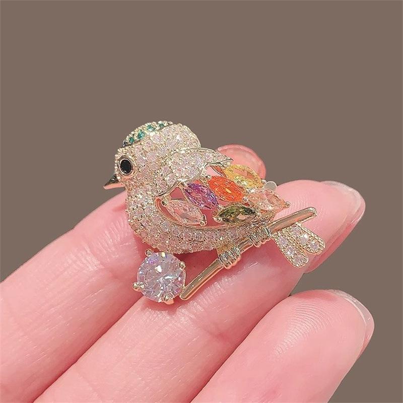 樂天商城 - ブローチ メンズ レディース カササギ 小鳥 バード かわいい チラ見え防止 個性的 スーツ カラフル ピン コサージュ アクセサリー 合金 電気メッキ加工 アニマル 動物モチーフ 蝶結び 葉っぱ 飾り 結婚式 通勤 普段使い 欧米風 ラッキーアイテム