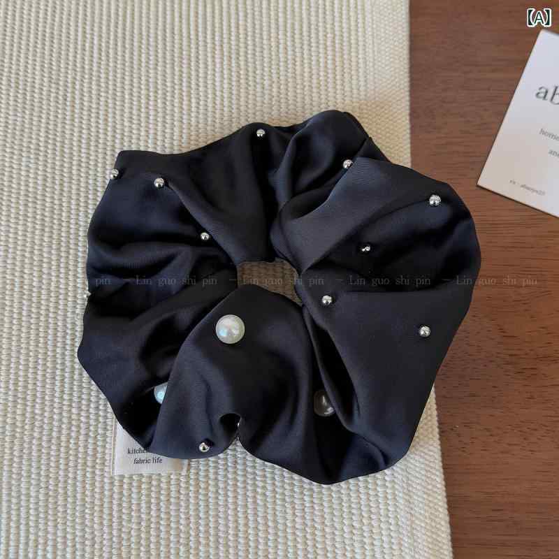 ・カテゴリ: シュシュ・スタイル: 韓国・素材: サテン、パール、スタッズ・カラー展開: ブラック、グレー、オフホワイト、アプリコット、ブルー、ピンク・仕様: 高弾性・詳細: フリル・テイスト: フェミニン、スウィート・製法: ハンドメイド
