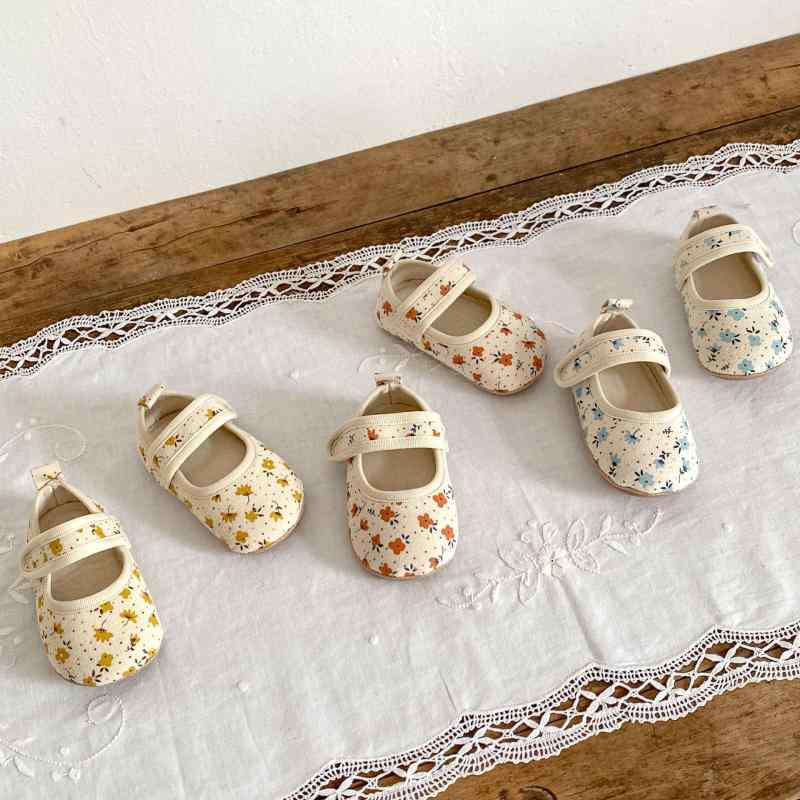 ・カラー展開: 黄色の小花、菊、青い小花・サイズ展開: S（内寸11）、M（内寸12）、L（内寸13）・対象年齢: 1-3歳・性別: 女の子・靴底素材: ゴム・靴丈: ローカット・アッパー素材: 綿布・用途: 徒歩・機能: 滑り止め、耐摩耗、吸汗・要素: 花柄・着脱方法: 面ファスナー・インソール素材: 繊維・裏地素材: 綿・スタイル: 可愛い