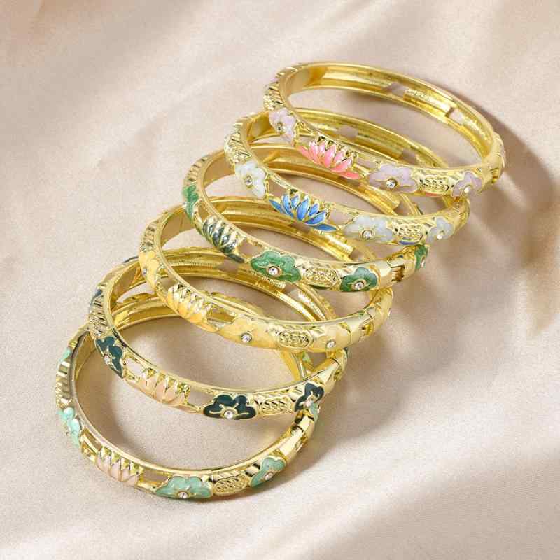 バングル レディース ブレスレット アクセサリー 蓮の花 透かし彫り オープンタイプ フリーサイズ 中華風 チャイナ風 レトロ モダン エレガント 高級感 七宝焼き 電気メッキ加工 かわいい フェミニン ラッキー ラッキーアイテム 縁起物 普段使い ピンク