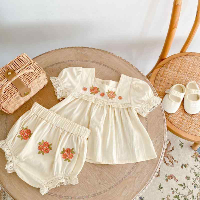 ベビー服 女の子 セットアップ 上下セット 春夏 綿 コットン 半袖 トップス ブルマ かぼちゃパンツ ショートパンツ 2点セット 花柄 刺繍 フラワー かわいい おしゃれ アプリコット ベビーウェア 赤ちゃん 幼児 普段使い ナチュラル