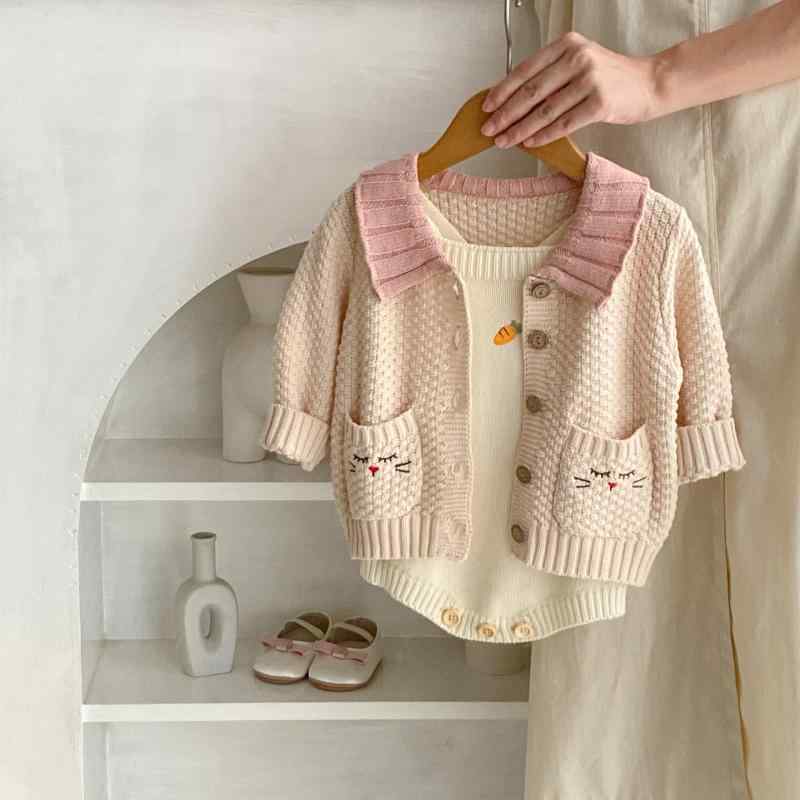 ・カテゴリ: 子供用ニットウェア・性別: 女の子・スタイル: 万能・対象年齢: 1～3歳（身長80～100cm）・厚さ: 普通・袖丈: 長袖・開閉仕様: シングルブレスト・柄: 無地、キャラクター・: カーディガン、トレンドスタイル・主な素材: 綿・毛糸の太さ: 普通・襟の: 襟付き・カラー展開: 石粉色・サイズ展開: 66cm, 73cm, 80cm, 90cm, 100cm