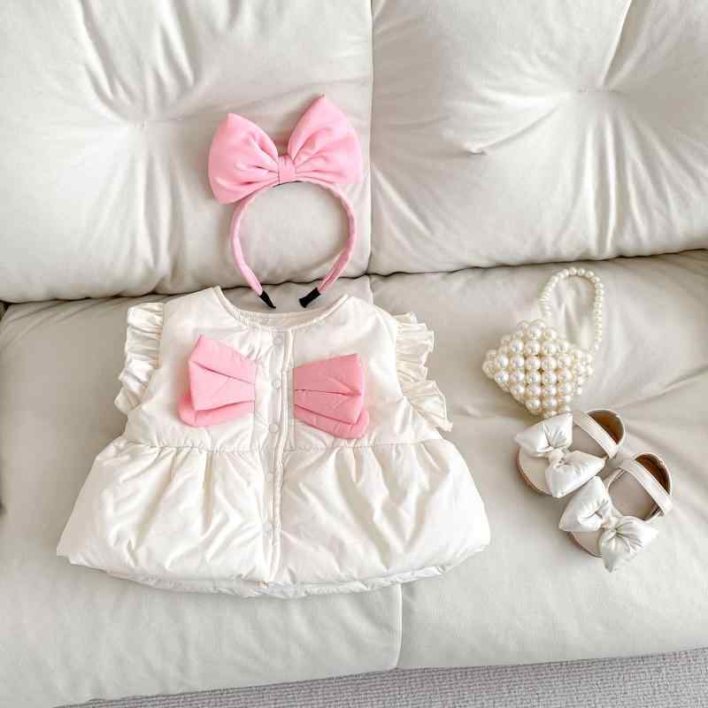 ・カテゴリ: 子供用中綿ウェア・性別: 女の子・スタイル: シンプル・対象年齢: 1〜3歳・厚さ: 厚手・柄: 無地・主な素材: ポリエステル・裏地素材: ポリエステル95%・留め具の種類: シングルブレスト・ネックライン: クルーネック・サイズ展開: 66cm、73cm、80cm、90cm、100cm