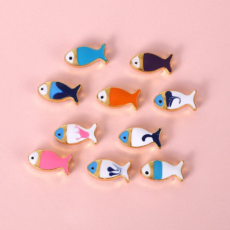 アクセサリーパーツ チャーム 魚モチーフ エナメル ゴールドメッキ 合金 ハンドメイド 手芸 DIY ブレスレット ネックレス ペンダント 装飾 ビーズ カラフル 華やか 不規則形状 おしゃれ かわいい ジュエリー 春夏