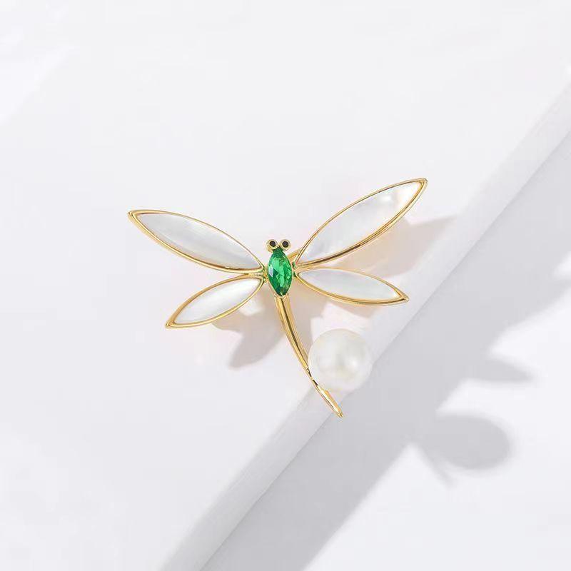 ブローチ メンズ レディース トンボ 昆虫モチーフ 欧米風 ジルコニア クリスタル ラペルピン アクセサリー 高級感 華やか 合金 スーツ フォーマル パーティー 結婚式 グリーン ゴールド 輝き シック 上品 リボン 小物