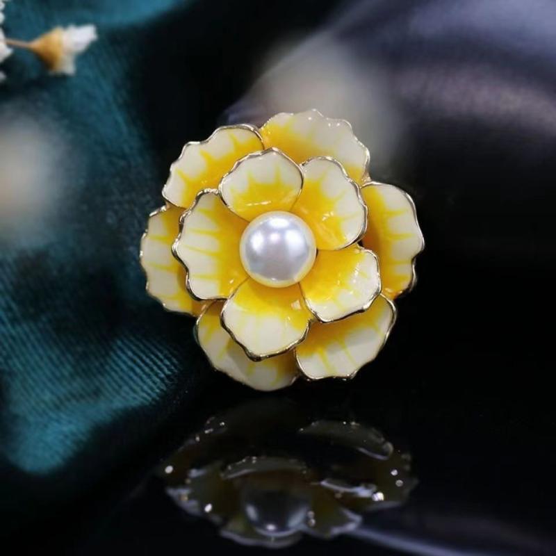 ブローチ メンズ レディース カメリア 椿 パール パール 花 フラワー コサージュ 胸飾り アクセサリー 華やか 上品 エレガント 高級感 普段使い 通勤 結婚式 シトリン 黄水晶 合金 電気メッキ加工 オールシーズン