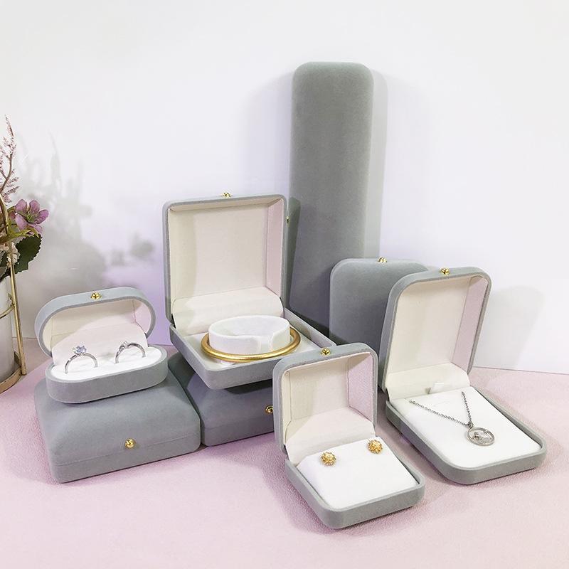 ジュエリーボックス 宝石入れ アクセサリー 収納ケース ピアス ネックレス リング 指輪 バングル ベルベット調 フロッキー フタ ボタン 携帯用 コンパクト 高級感 ピンク ライトグレー ギフト 贈り物 翡翠