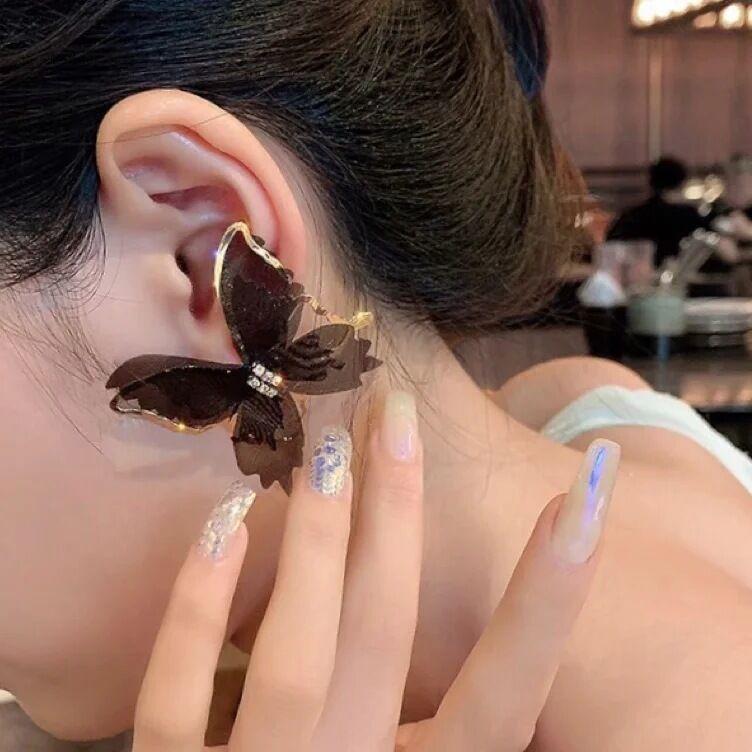 紅寶石 - ピアス レディース シルバー 蝶 バタフライ ちょうちょ 透かし彫り メッシュ チュール オーガンジー 大ぶり インパクト 春夏 個性的 フレンチ ロマンティック 高級感 幻想的 フェミニン 電気メッキ加工 ブラック ホワイト 普段使い パーティー 結婚