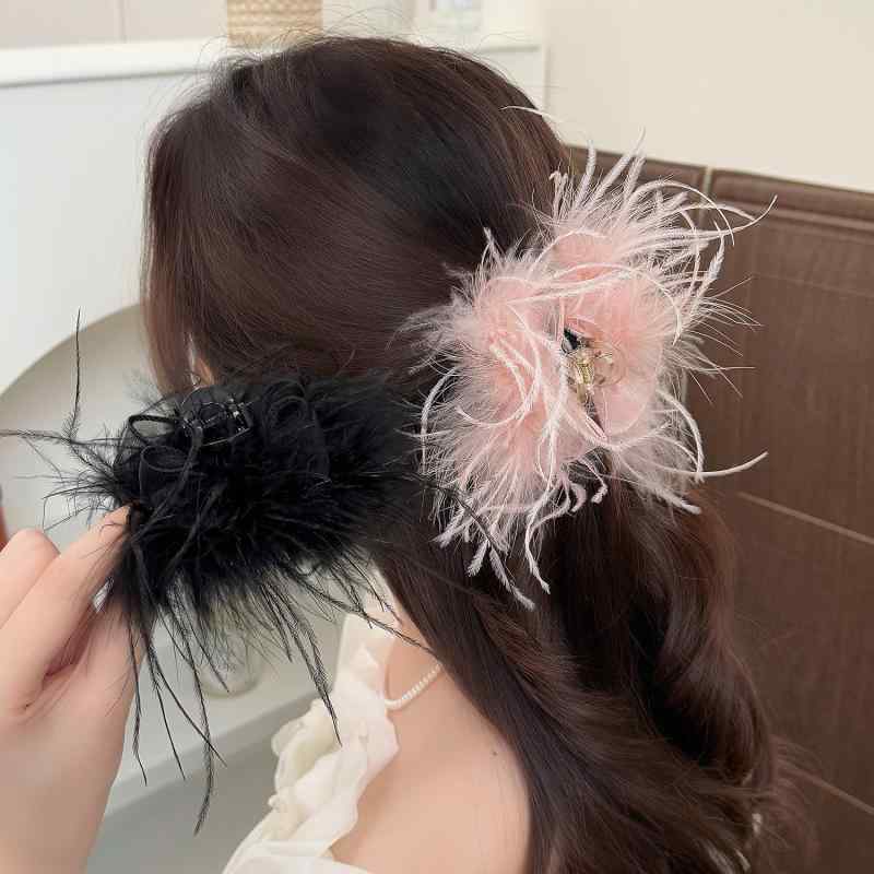 ・カテゴリ: ヘアアクセサリー・スタイル: 韓国・タイプ: バンスクリップ・素材: ぬいぐるみ素材・: フリル、フェミニン・加工: ハンドメイド・カラー展開: ブラック、ピンク・サイズ: 約7cm・対象: レディース