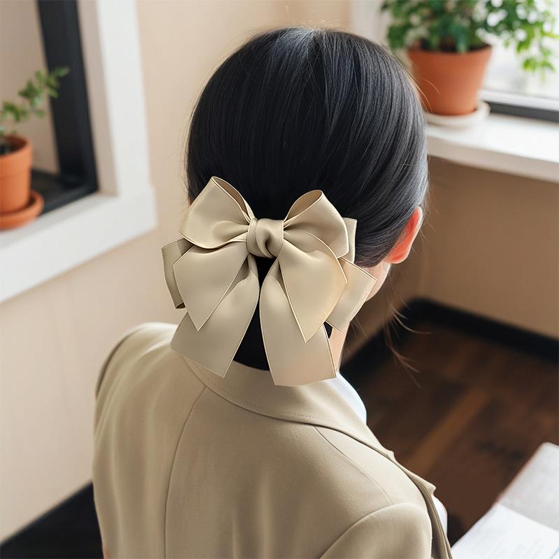 ・カテゴリ: ヘアアクセサリー・スタイル: 日韓風、フェミニン、スウィート・素材: ぬいぐるみ素材・ヘアクリップの種類: ツイストクリップ・カラー展開: ピンク（粗めネット）、ピンク（細かめネット）、ブラック（粗めネット）、ブラック（細かめネット）、ワインレッド（粗めネット）、ワインレッド（細かめネット）、ネイビー（粗めネット）、ネイビー（細かめネット）、シャンパン（粗めネット）、シャンパン（細かめネット）