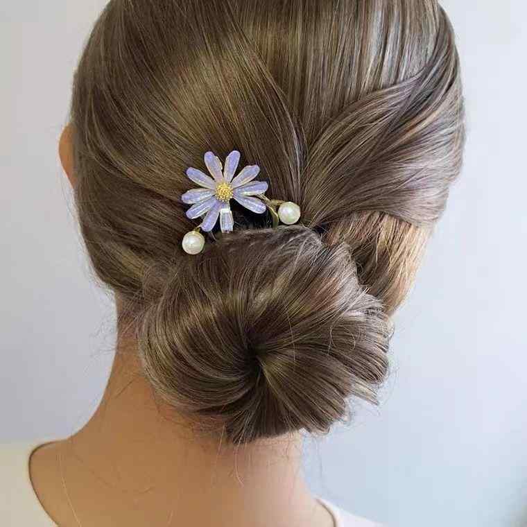・カテゴリ: ヘアアクセサリー・スタイル: ナチュラル・主な素材: 金属・形状: U字型・要素: かんざし・カラー展開: パープル、ピンク、ベージュ、グリーン