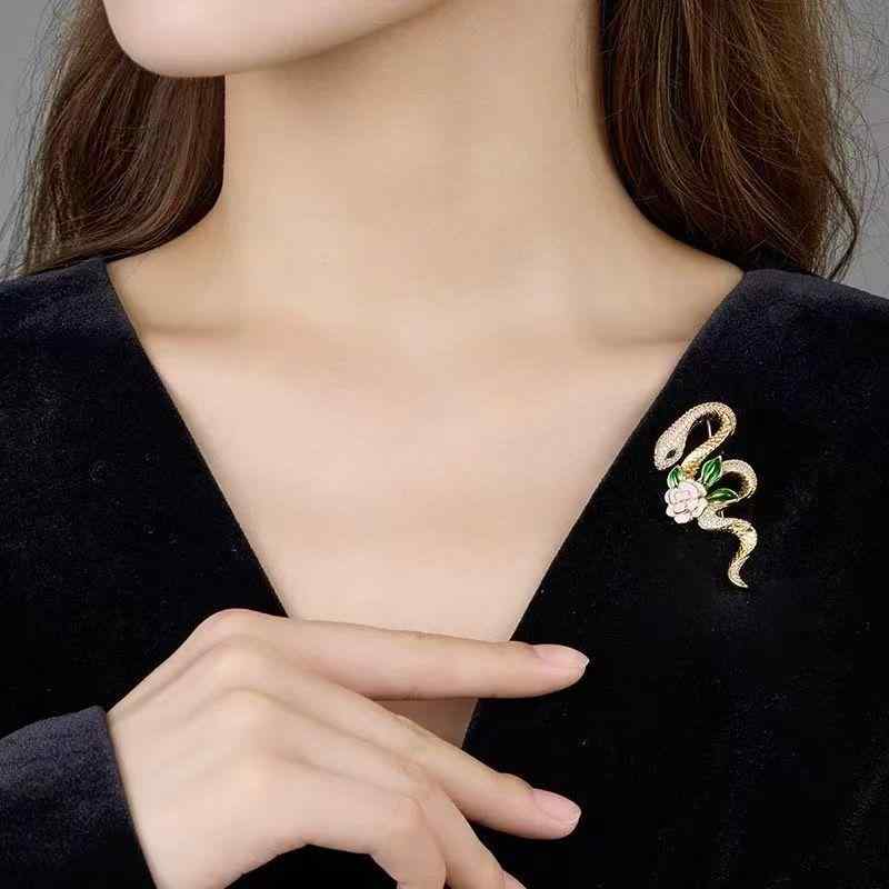 Rakuten - ブローチ メンズ レディース ヘビ スネーク 蛇 薔薇 バラ 椿 ツバキ 胸飾り ラペルピン コサージュ アクセサリー スーツ 電気メッキ加工 個性的 華やか フォーマル 結婚式 パーティー 普段使い