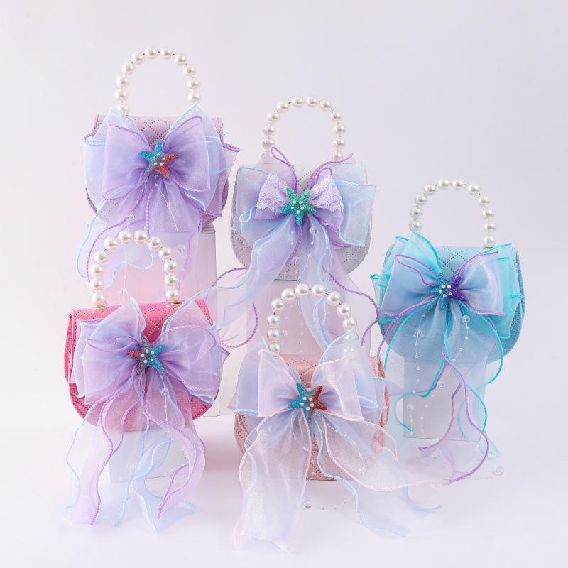 Pochettes - ハンドバッグ キッズ 女の子 リボン 蝶結び パール 鞄 ミニサイズ 小銭入れ コインケース ポーチ プリンセス かわいい おしゃれ 上品 PUレザー 合成革 ホワイト ピンク パープル 普段使い お出かけ 秋冬 斜め掛け