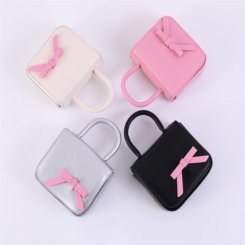 Pochettes - ショルダーバッグ 女の子 キッズ レディース スクエア 斜めがけ ポシェット リボン バイカラー 合成革 PUレザー 鞄 リップケース ミニ ポーチ 親子 軽量 マカロン かわいい お出かけ 白 黒 銀 春夏