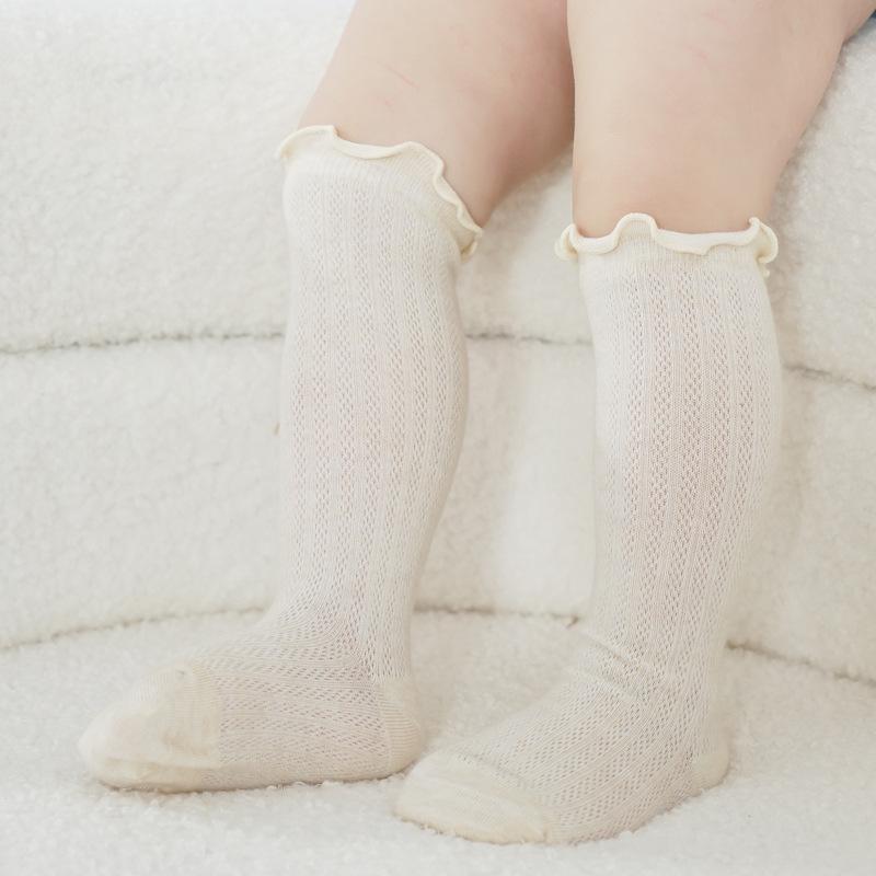 ・カテゴリ: 子供用靴下・対象: 女の子・主な素材: 綿 78%、混紡・仕様: メッシュ、ハンドソーイング風・機能: 通気性・長さ: クルー丈・厚み: 薄手・: フリル、プリンセス風・柄: マルチカラー・カラー展開: ホワイト、ピンク、オートミール、カーキ・サイズ展開: S・推奨年齢: 0〜1歳（身長80cm以下）