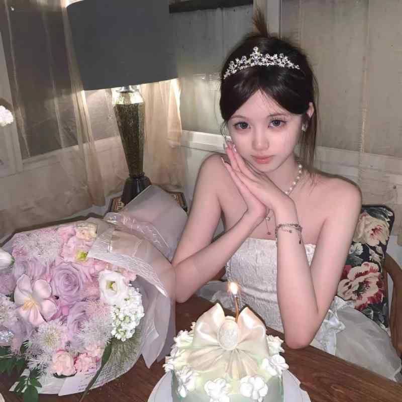 ティアラ レディース 子供 キッズ 女の子 花嫁 18歳 王冠 クリスタル ヘッドドレス ヘアアクセサリー カチューシャ 誕生日 結婚式 記念日 女神 高級感 合金 ジルコニア 電気メッキ加工 フラワー 小道具 フォーマル 髪飾り
