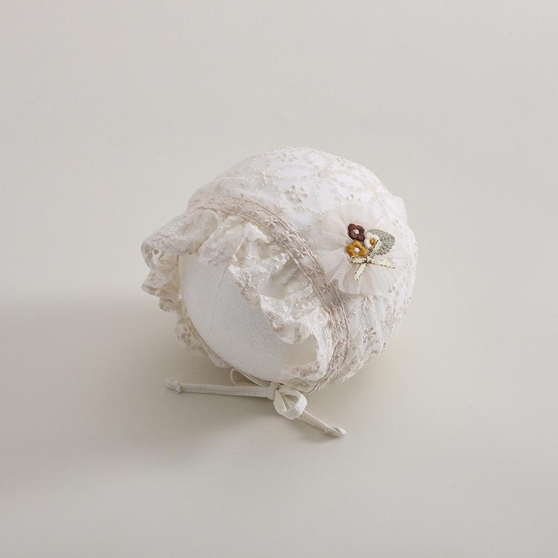 ・カテゴリ: ハット・カラー展開: ホワイトレース, ピンクレース・サイズ展開: 38-46cm（対象年齢 2-12ヶ月）・つばのスタイル: ワイドブリム・帽子の形状: ドーム型・機能: 紫外線対策, 通気性, 日除け・主な素材: 綿・スタイル: スウィート, 清潔感・加工: 絞り染め・要素: ナチュラル