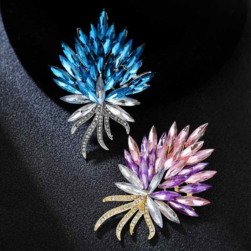 ブローチ メンズ レディース コサージュ ピンバッジ アクセサリー 華やか 高級感 クリスタル パール パール 花束 フラワー ラインストーン 個性的 上品 結婚式 パーティー 通勤 スーツ ピンク ブルー 秋冬
