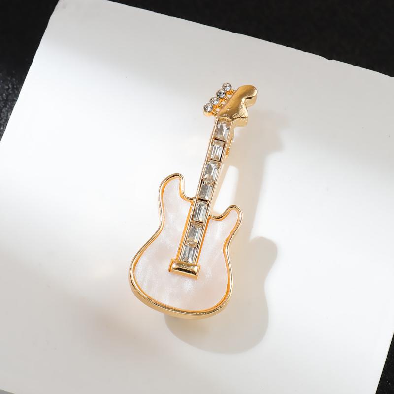 ブローチ メンズ レディース 楽器モチーフ バイオリン ギター 音楽 バッジ 亜鉛合金 電気メッキ加工 アシンメトリー 高級感 通勤 結婚式 ギフト 春夏 シェル風 飾り アクセサリー ラペルピン 小物 おしゃれ