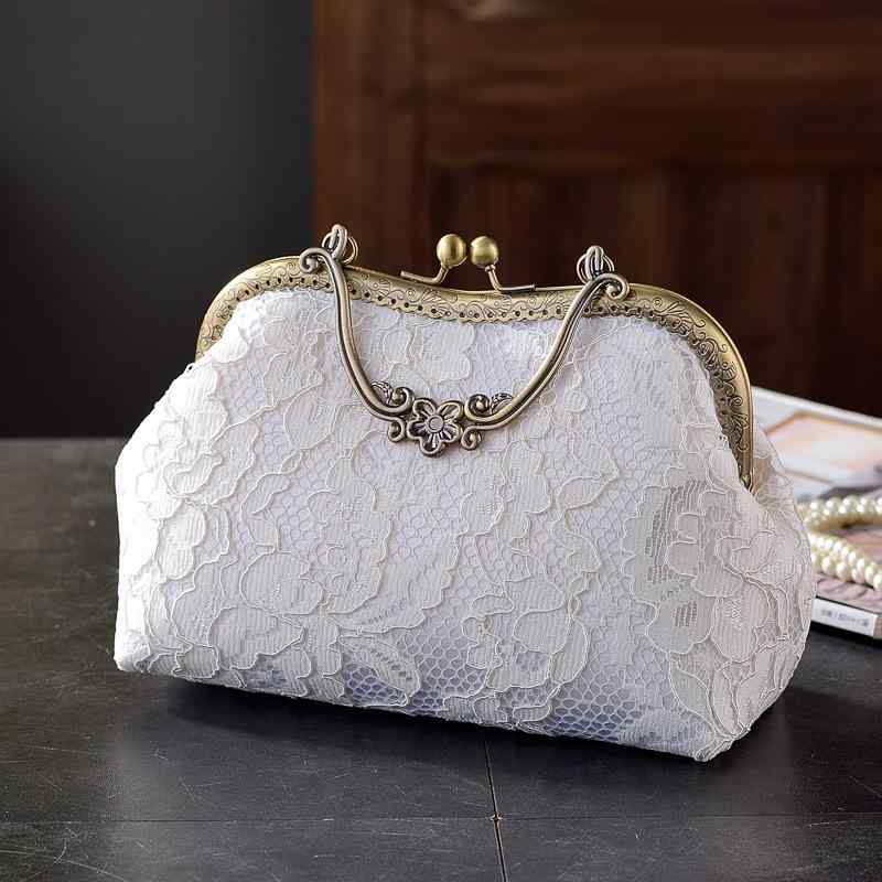 ・カラー展開: ホワイト（ブロンズ金具）、ブラック（ブロンズ金具）、アプリコット（ブロンズ金具）・スタイル: レトロ、文芸風・素材: ポリエステル・: チェーンバッグ・サイズ感: スモール・装飾: レース・形状: 横型スクエア・開閉方式: オープン・内部構造: 携帯ポケット・硬さ: やや柔らかめ・利用シーン: デイリー・ストラップ本数: 1本