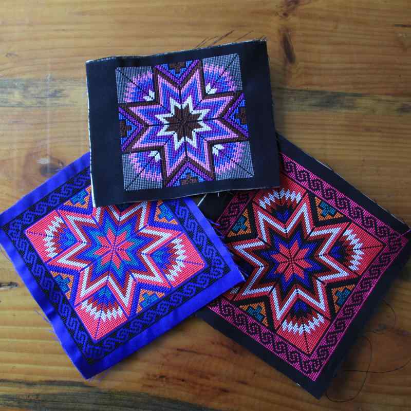 アップリケ ワッペン エスニック風 幾何学模様 刺繍 モチーフ 布パッチ 少数民族 ミャオ プイ アマオ 手芸 裁縫 資材 ハンドメイド 材料 DIY リメイク 洋服 補修 装飾 デコレーション アクセント 手縫い 舞台 ステージ 衣装 黒 青 赤
