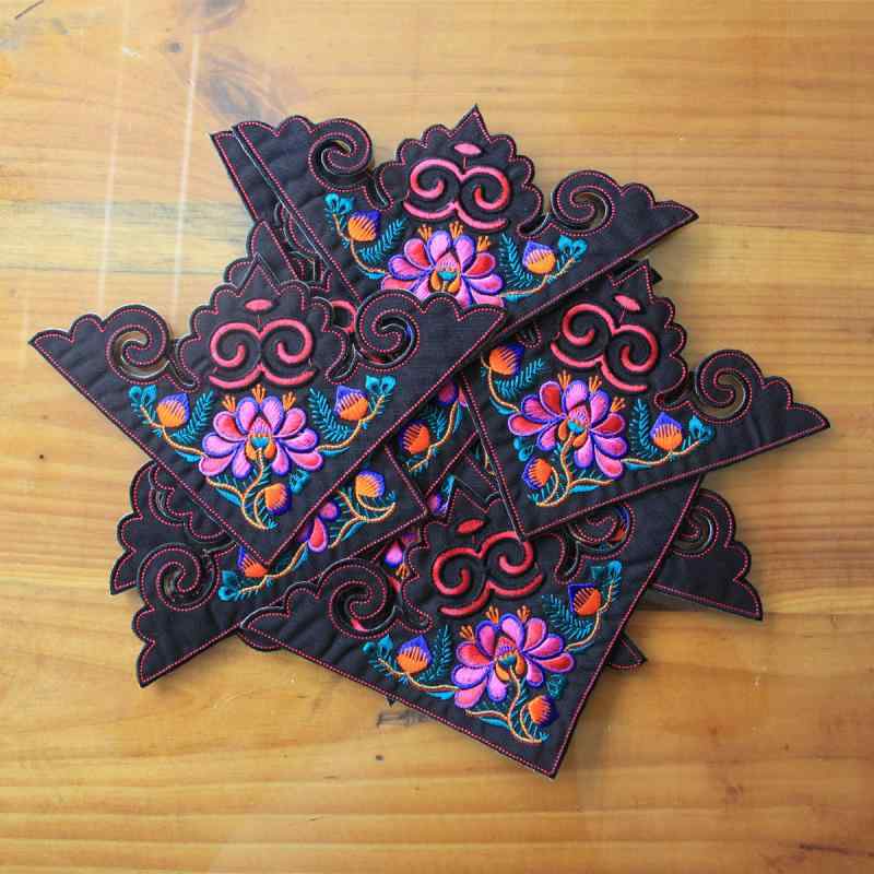 ワッペン アップリケ エスニック風 花 少数民族柄 刺繍 モチーフ 布パッチ 手芸 裁縫 資材 ハンドメイド 材料 DIY リメイク 洋服 補修 装飾 デコレーション アクセント ワンポイント 手縫い 舞台 ステージ ダンス 衣装 赤 青 黒