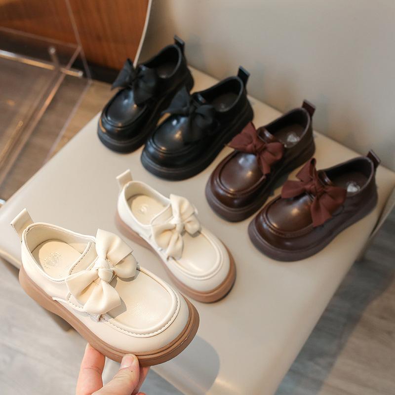 ・カテゴリ: 子供用革靴、プリンセスシューズ・カラー展開: ベージュ、ブラック、ブラウン・サイズ展開: 23、24、25、26、27、28、29、30、31、32、33、34、35・対象年齢: 1〜12歳・アッパー素材: PU・ソール素材: ゴム・インソール素材: 合成革・内装素材: 合成革・履き口: ローカット・加工: エナメル・機能: 防滑、耐摩耗・: リボン・着脱方法: 面ファスナー・柄: 無地・スタイル: プリンセス