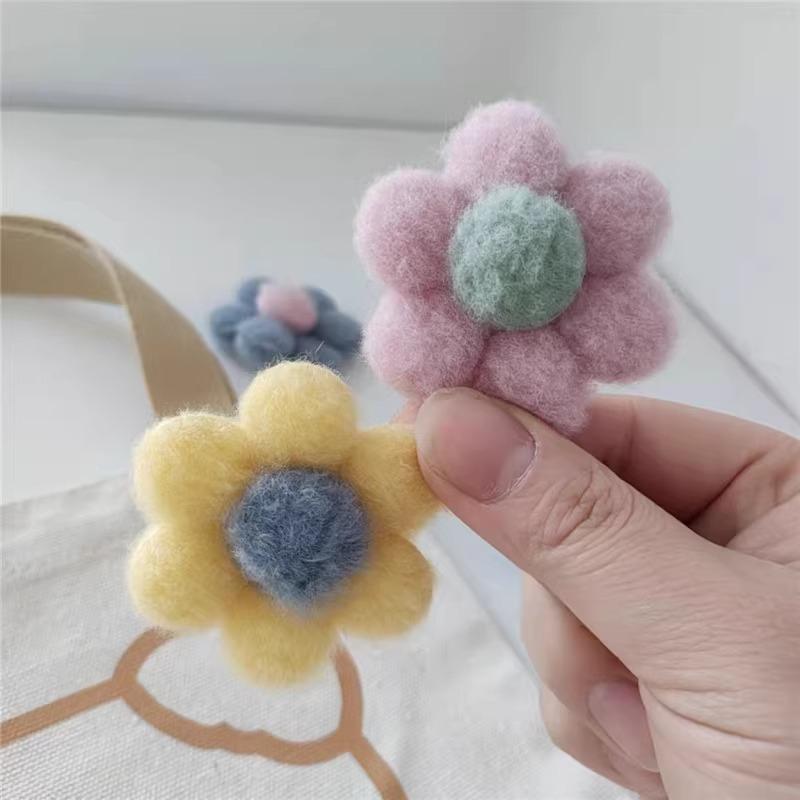 ヘアクリップ レディース 花 フラワー 髪留め バレッタ サイドクリップ ダッカールクリップ 髪飾り ヘアアクセサリー ヘアピン 布製 ファー ハンドメイド かわいい 雰囲気 フェミニン カジュアル 普段使い お出かけ 冬 グリ