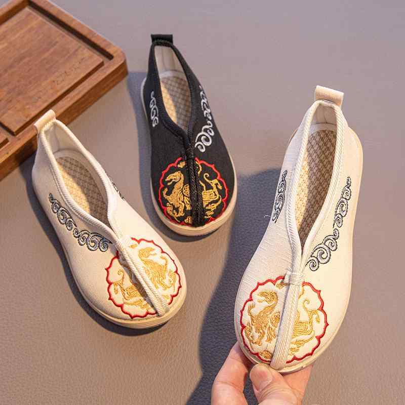 ・カテゴリ: フラットシューズ・スタイル: 民族風・対象性別: 男の子・対象年齢: 1歳, 2歳, 3歳, 4歳, 5歳, 6歳, 7歳, 8歳, 9歳, 10歳, 11歳, 12歳, 13歳, 14歳, 14歳以上・アッパー素材: キャンバス・裏地素材: 布・インソール素材: 布・ソール素材: ラバー・着脱方式: スリッポン・カラー展開: ベージュ、ブラック、ベージュ（裏起毛）、ブラック（裏起毛）・サイズ展開（内寸）: 14.8、15.5、16.3、17.0、17.7、18.4、19.0、19.7、20.3、21.1、21.7、22.5、23.3、23.9、24.5