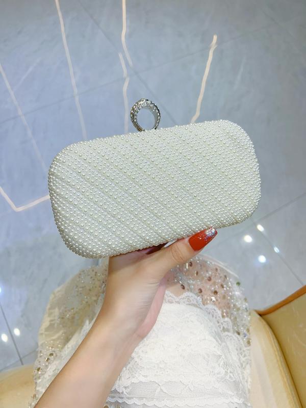 クラッチバッグ レディース 鞄 手提げ 斜めがけ フォーマル 結婚式 披露宴 二次会 パール スパンコール チャイナドレス 上品 エレガント シルバー ポリエステル 横型 スクエア ロック オールシーズン