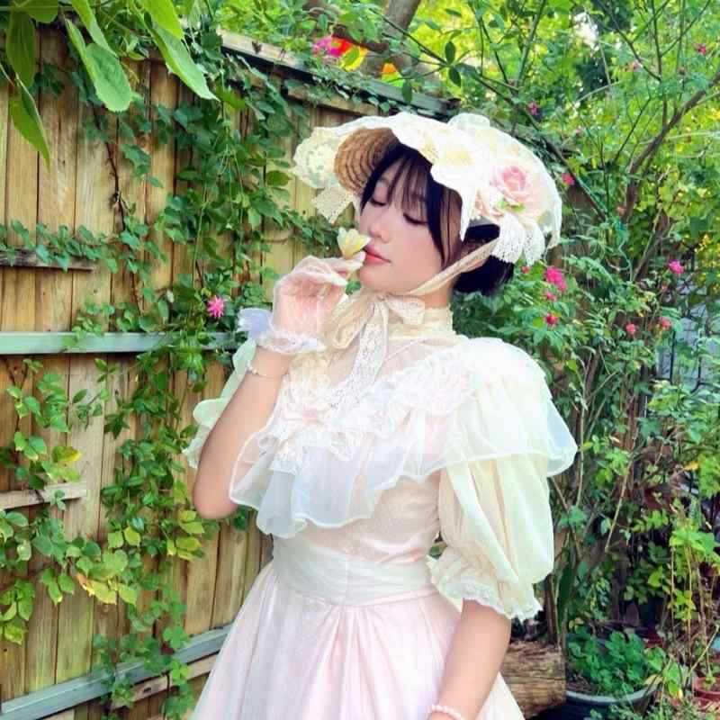 麦わら帽子 レディース ロリータ ボンネット ストローハット つば広 日よけ 紫外線対策 UVカット レース リボン 顎紐 お茶会 コスプレ 姫系 ガーリー かわいい バラ ペーパー素材 通気性 旅行 オールシーズン