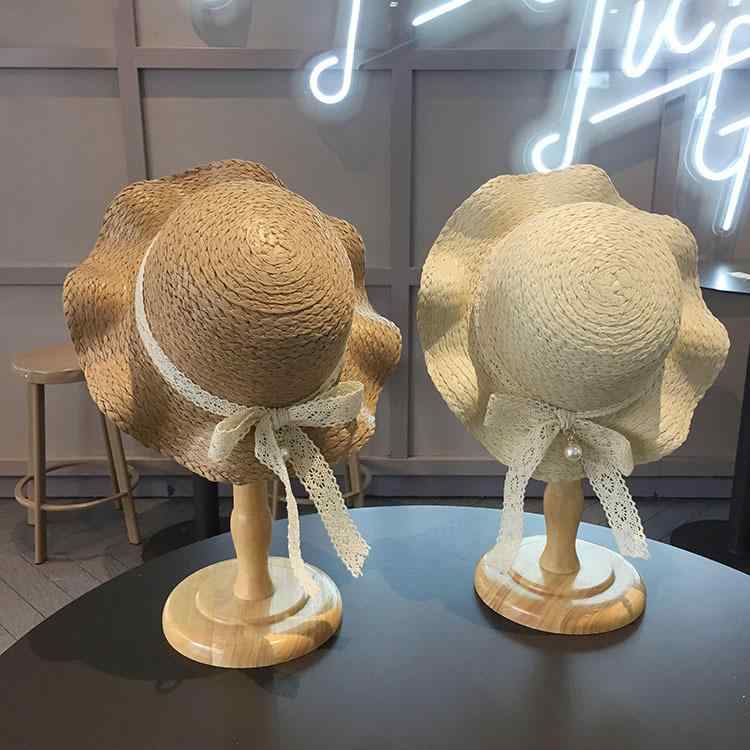 ・カテゴリ: つば広ハット・カラー展開: カーキ、ベージュ・つばの形状: つば広・トップの形状: ラウンド・機能: 紫外線対策、日よけ・スタイル: レディライク、キュート、プリンセス・素材: ストロー・テイスト: フレッシュ、ガーリー・要素: エスニック