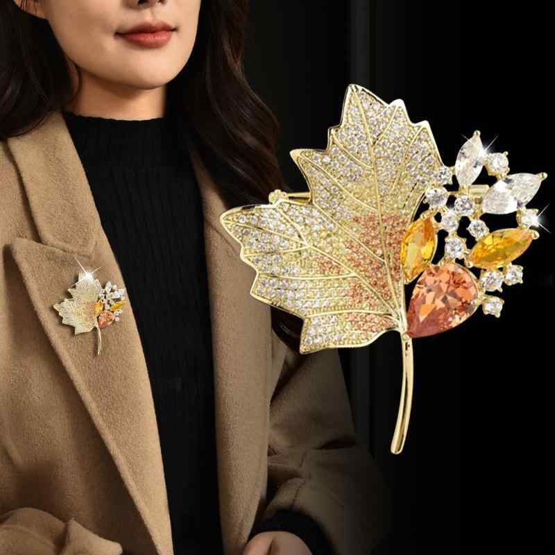 ブローチ レディース 楓の葉 メープルリーフ ジルコニア クリスタル 水晶 上品 繊細 コサージュ 胸飾り ピンバッジ アクセサリー アウター 華やか 韓国ファッション ホワイト レインボー 春夏 卒業式 入学式 フォーマル
