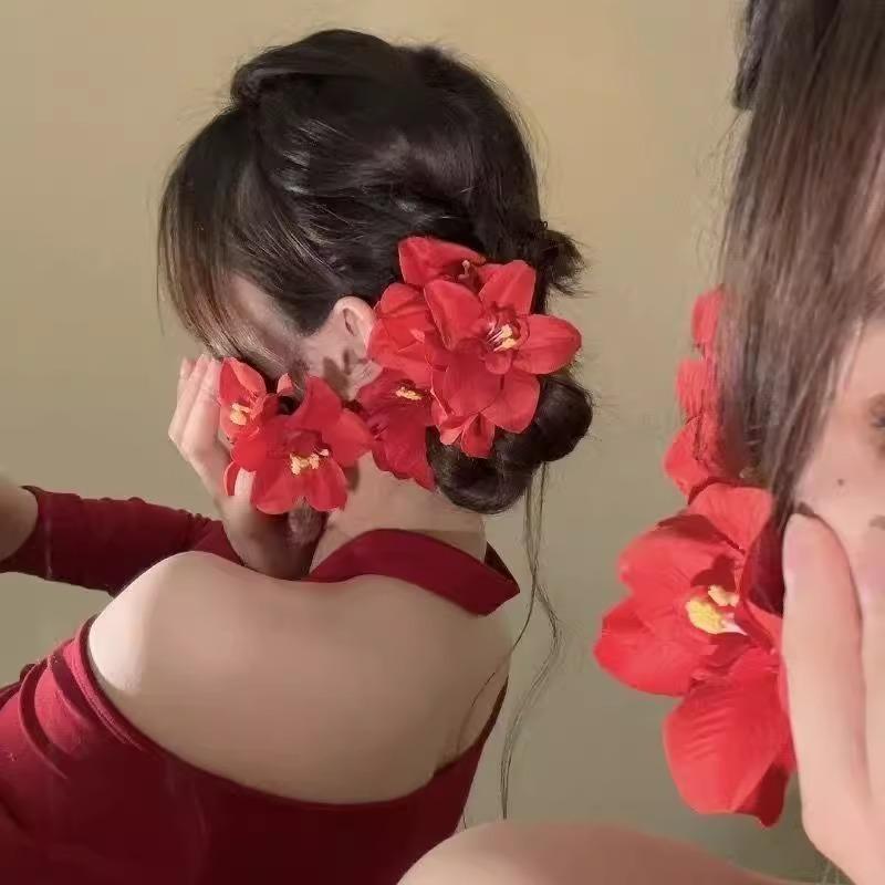 ヘアクリップ レディース アクセサリー バウヒニア カメリア 造花 サイド用 前髪 ピン 布製 ハンドメイド 華やか 鮮やか リゾート風 フェミニン かわいい 秋冬 赤 紫 白 お出かけ 普段使い 小顔効果