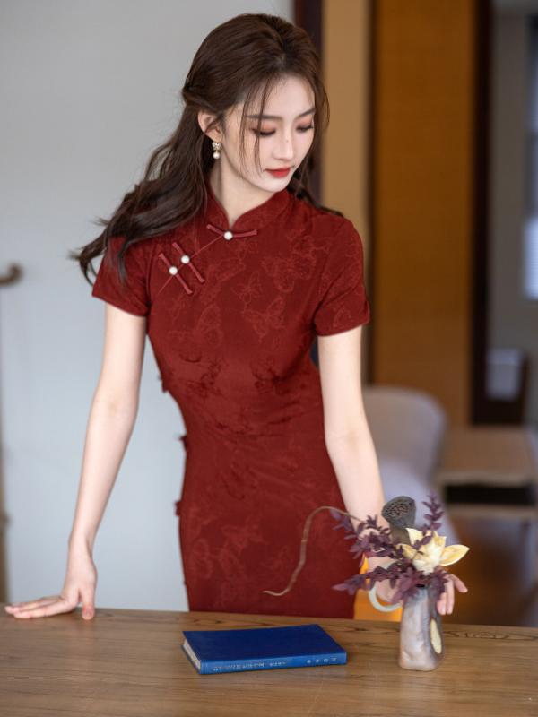・カテゴリ: チャイナドレス・素材: ニットジャカード80%〜90%・スタイル: 中国風、レトロ・丈: ロング・襟: 立襟・前合わせ: 斜め襟・袖丈: 3分袖・袖型: 通常袖・スリット: 低め・柄: 立体柄、プリント・カラー展開: レッド・サイズ展開: S、M、L、XL、XXL、XXXL・ストレッチ性: 微弱・性別: 女性・対象年齢: 大人