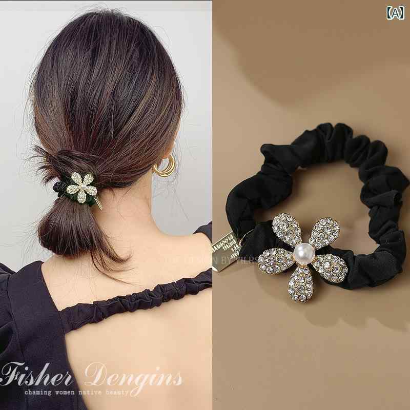 ・カテゴリ: ヘアアクセサリー（ヘアゴム）・素材: 合金・加工: メッキ加工・カラー展開: ホワイト（フラワー・パール付）、ガンブラック（フラワー・ラインストーン付）・要素: フラワー、植物・スタイル: 韓国、スウィート、フェミニン・仕様: 高弾性