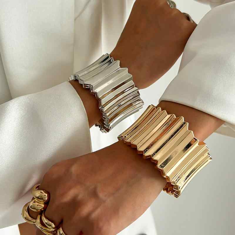バングル レディース ブレスレット 腕輪 欧米風 大ぶり 金属 メタル ワイド 幅広 スプリング パンク風 ストライプ 縦縞 個性的 春夏 電気メッキ加工 ゴールド シルバー 指輪 リング 4点セット 存在感