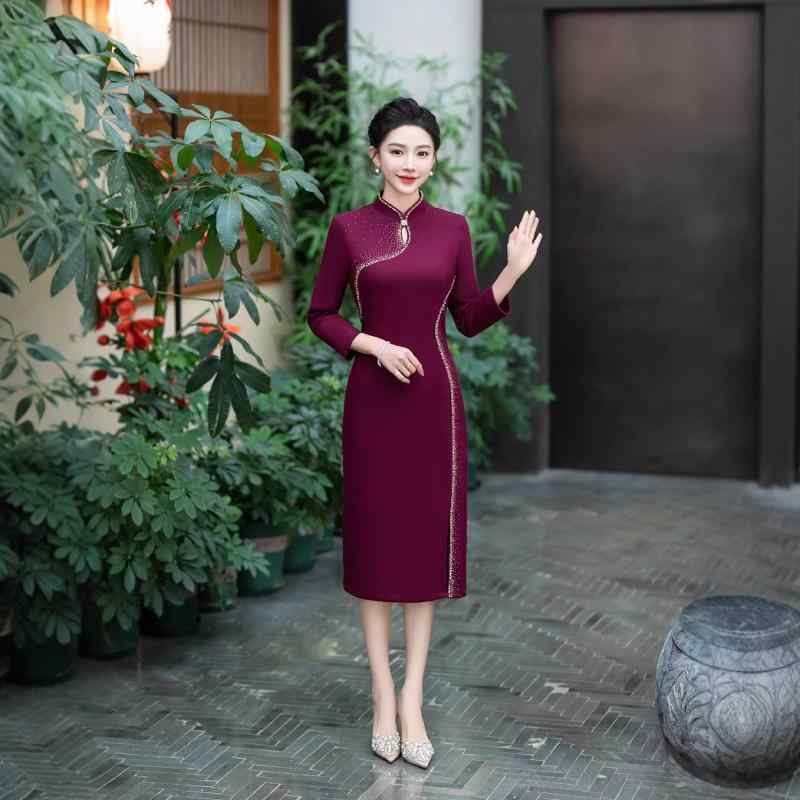 ・主な素材: ウール・素材含有率: 80%〜90%・カラー展開: パープル、レッド・サイズ展開: XL、XXL、XXXL・スタイル: チャイナ風、レトロ、エレガント・ウエスト: スリム・着丈: ロング・袖丈: 長袖・ネックライン: スタンドカラー・シルエット: スリム