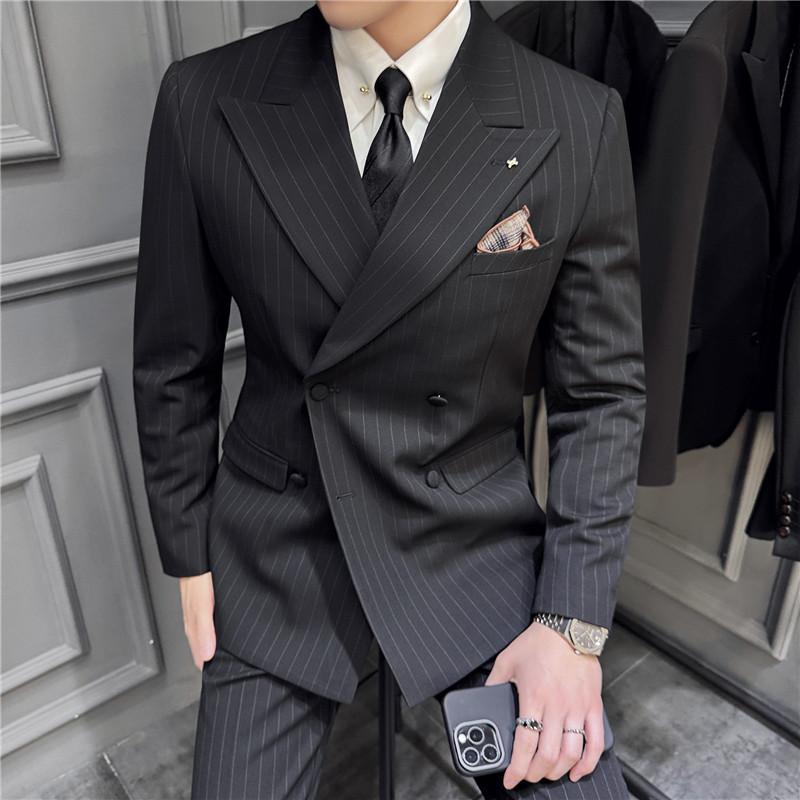 ・スタイル: ライトビジネス、ファッションシティ（24-35歳）・着用シーン: カジュアル・素材: ポリエステル 67.2%、ビスコース 30.8%、ポリウレタン 2%・襟の: ピークドラペル・ベント: サイドベンツ・シルエット: スリムフィット・生地の厚さ: 普通・詳細: ボタン装飾・カラー展開: ブラック、ネイビー、ミディアムグレー・サイズ展開: M(48)、L(50)、XL(52)、XXL(54)、3XL(56)、4XL(58)、5XL(60)・素材機能: 耐摩耗性