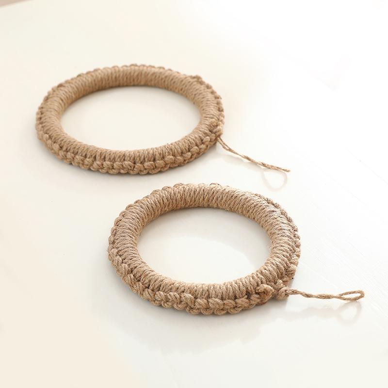 ・カテゴリ: 鍋敷き・素材: 麻、植物繊維・製法: ハンドメイド、編み込み・形状: 置き物・サイズ: 大（外径24cm・内径17cm・厚さ2cm）、中（外径20cm・内径13cm・厚さ2cm）、小（外径15cm・内径10cm・厚さ2cm）・スタイル: 中華風・おすすめのギフトシーン: 出産祝い、旅行記念、卒業祝い、引っ越し祝い、パーティー、お見舞い・おすすめの贈る相手: 後輩、パートナー、同僚、友人、目上の人、子ども、同級生、恩師・対象のイベント: クリスマス、バレンタインデー、お正月、父の日、母の日、敬老の日、元日、七夕、ハロウィン、イースター、こどもの日、国際女性デー