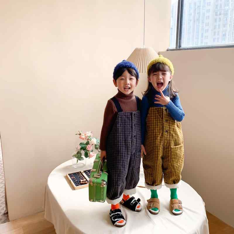 ・カテゴリ: キッズパンツ・スタイル: 韓国・主な素材: 綿90%・丈: 長丈・性別: ユニセックス・対象年齢: 3〜8歳・対象身長: 100〜140cm・種類: サロペットパンツ・生地加工: 起毛加工、ソフト加工・柄: チェック・ウエスト: ミッドライズ・フロント開閉: ボタン・カラー展開: イエロー、グレー・サイズ展開: 80cm, 90cm, 100cm, 110cm, 120cm, 130cm