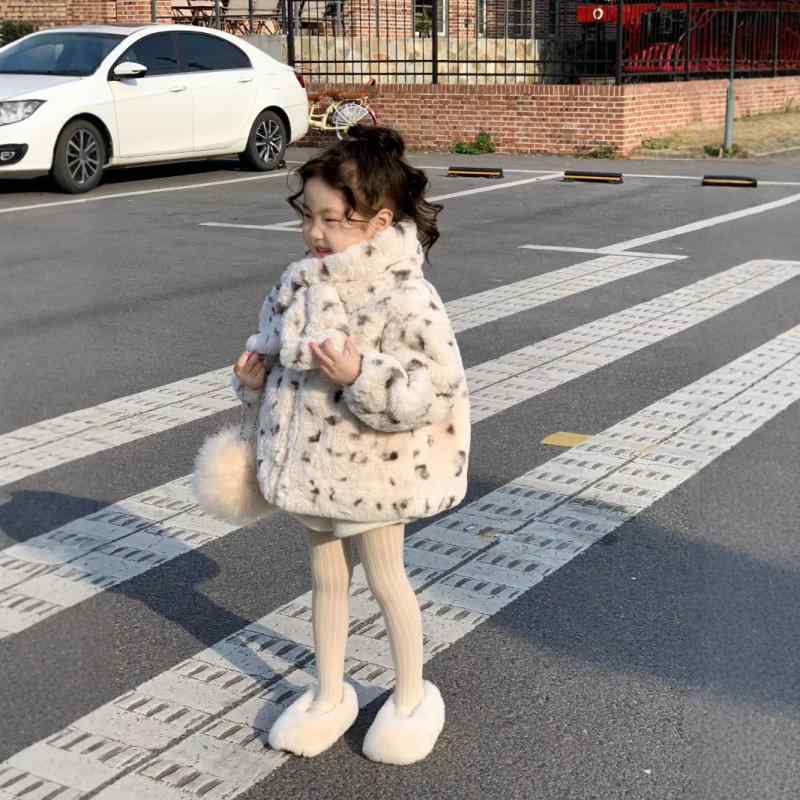 ・対象性別: 女の子・対象年齢: 3〜8歳（100〜140cm）・スタイル: 韓国系・柄: 花柄・厚さ: 極厚・加工技術: ソフト加工・フード: なし・袖丈: 長袖・主な素材: 綿90%・カラー展開: ドット柄ボアトップス（スヌード付き）、ハーフハイネックインナー ベージュ、ポンポン付きショートパンツ・対応身長: 90cm、100cm、110cm、120cm、130cm、140cm・カテゴリ: 子供用アウター・ジャケット・コート