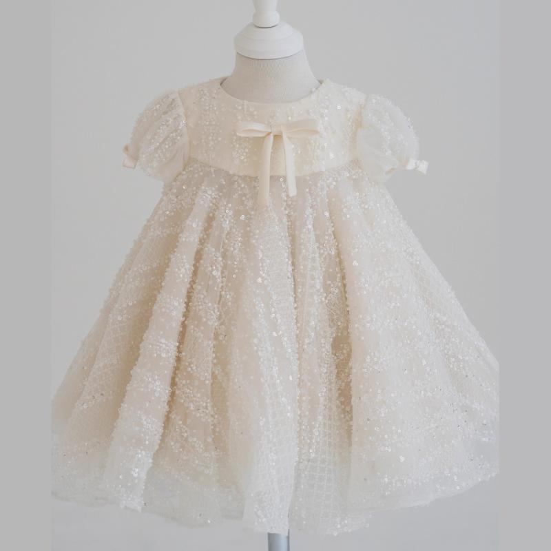 ・カテゴリ: キッズドレス・対象年齢: 3〜8歳（100〜140cm）・対象性別: 女の子・生地加工: プリーツ・デザイン要素: リボン・主な素材: 化繊混紡（ポリエステル50%）・裏地素材: ポリエステル50%・安全基準: B類・カラー展開: シャンパン・サイズ展開: 80cm、90cm、100cm、110cm、120cm、130cm