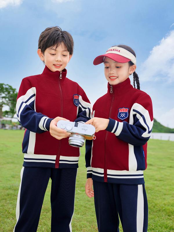 ・スタイル: スクール風・対象年齢: ジュニア・キッズ（8歳以上、身長140cm以上）・対象性別: ユニセックス（男女兼用）・開き方: ファスナー・主な素材: 綿 58.1%・カラー展開: レッド2点セット、レッド3点セット、男児用レッド4点セット、女児用レッド4点セット、レッド半袖＋長ズボン、レッドショートパンツ2点セット、レッドスカート2点セット・対応身長: 100cm、110cm、120cm、130cm、140cm、150cm、160cm、170cm、180cm、190cm・セット内容: 半袖＋スカート・カテゴリ: 制服・スクールユニフォーム